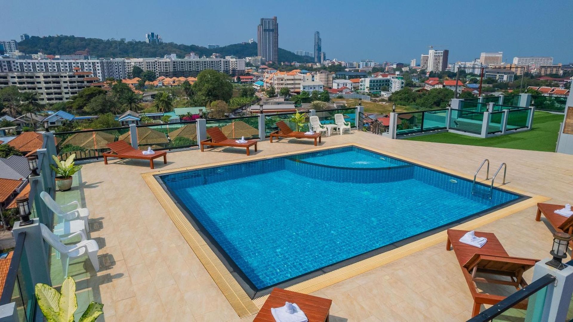 Iris Palace โรงแรม 5*