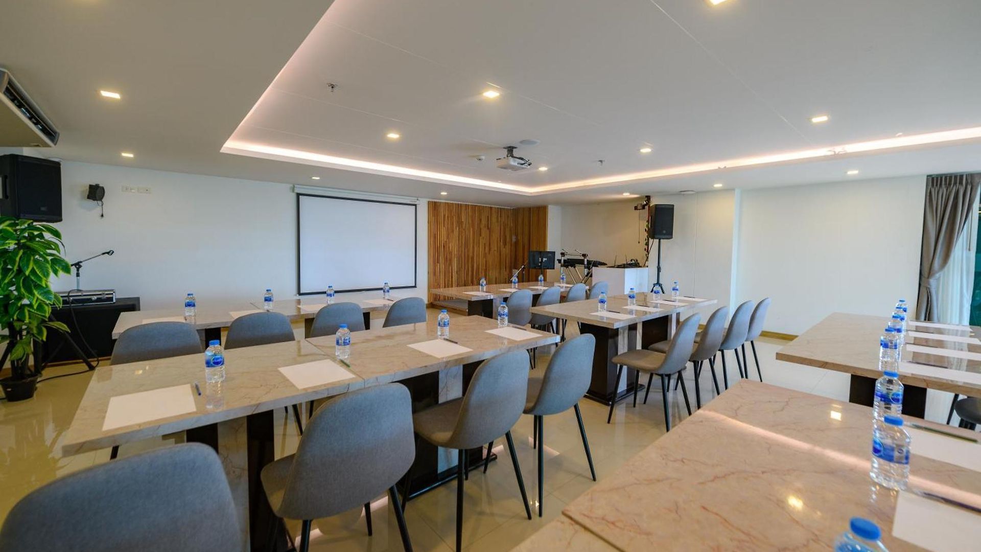 Iris Palace โรงแรม Pattaya