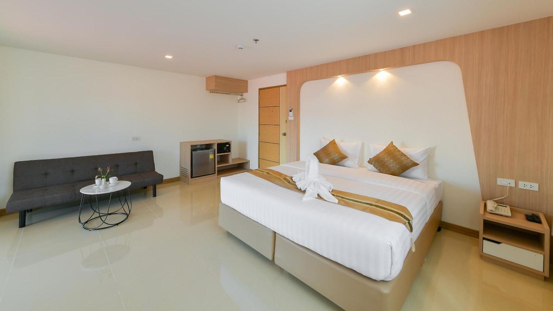 Iris Palace โรงแรม 5*