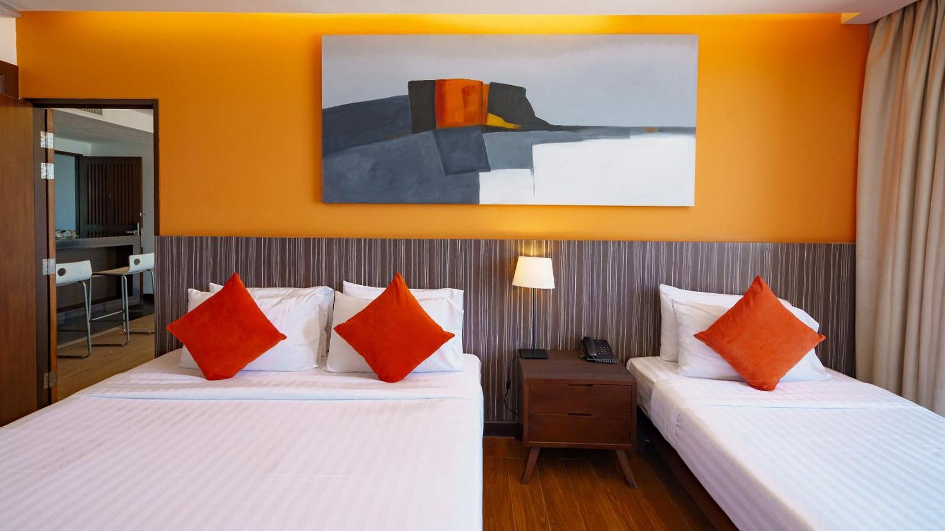J โรงแรม 4*