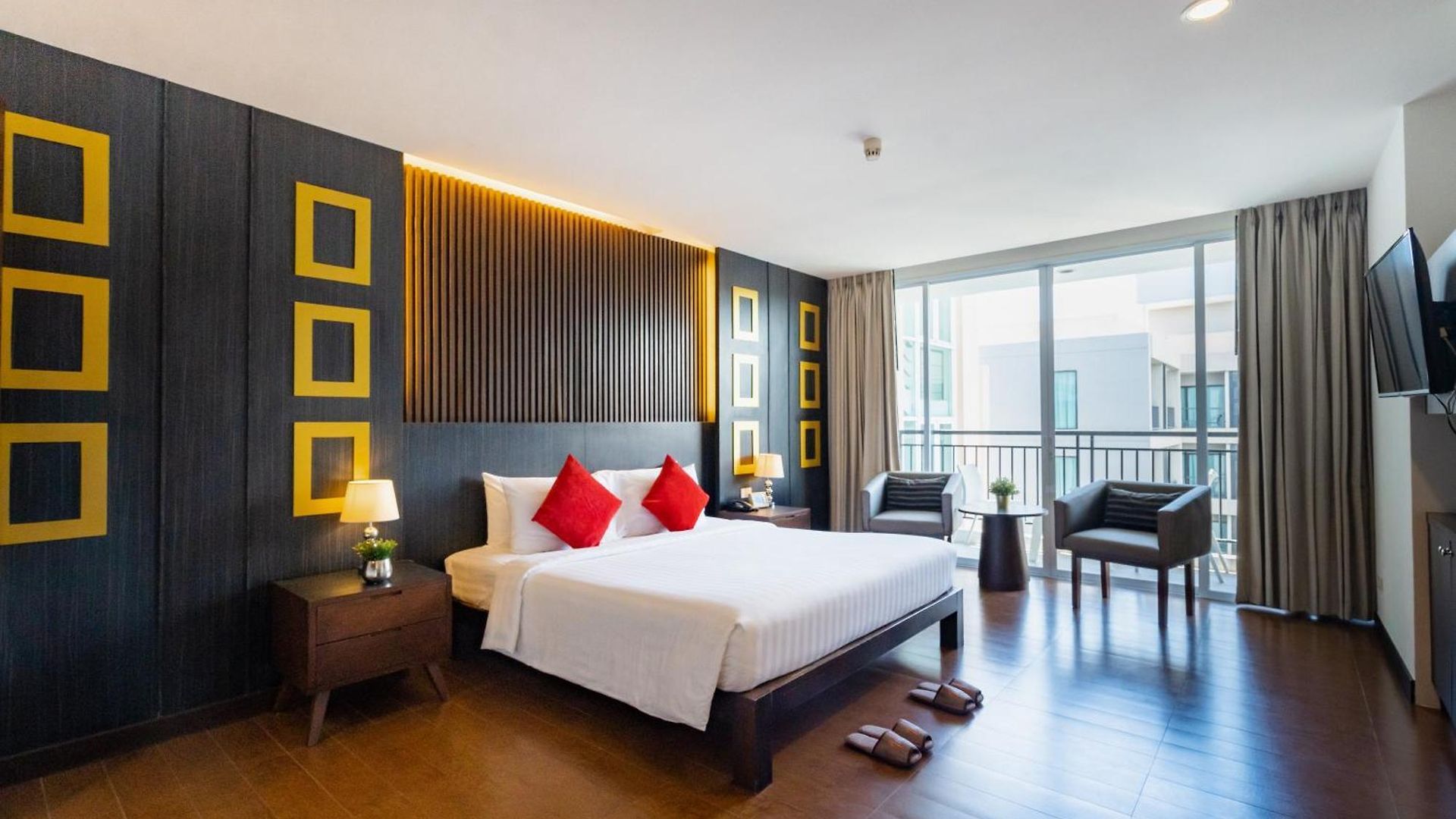 J โรงแรม 4*