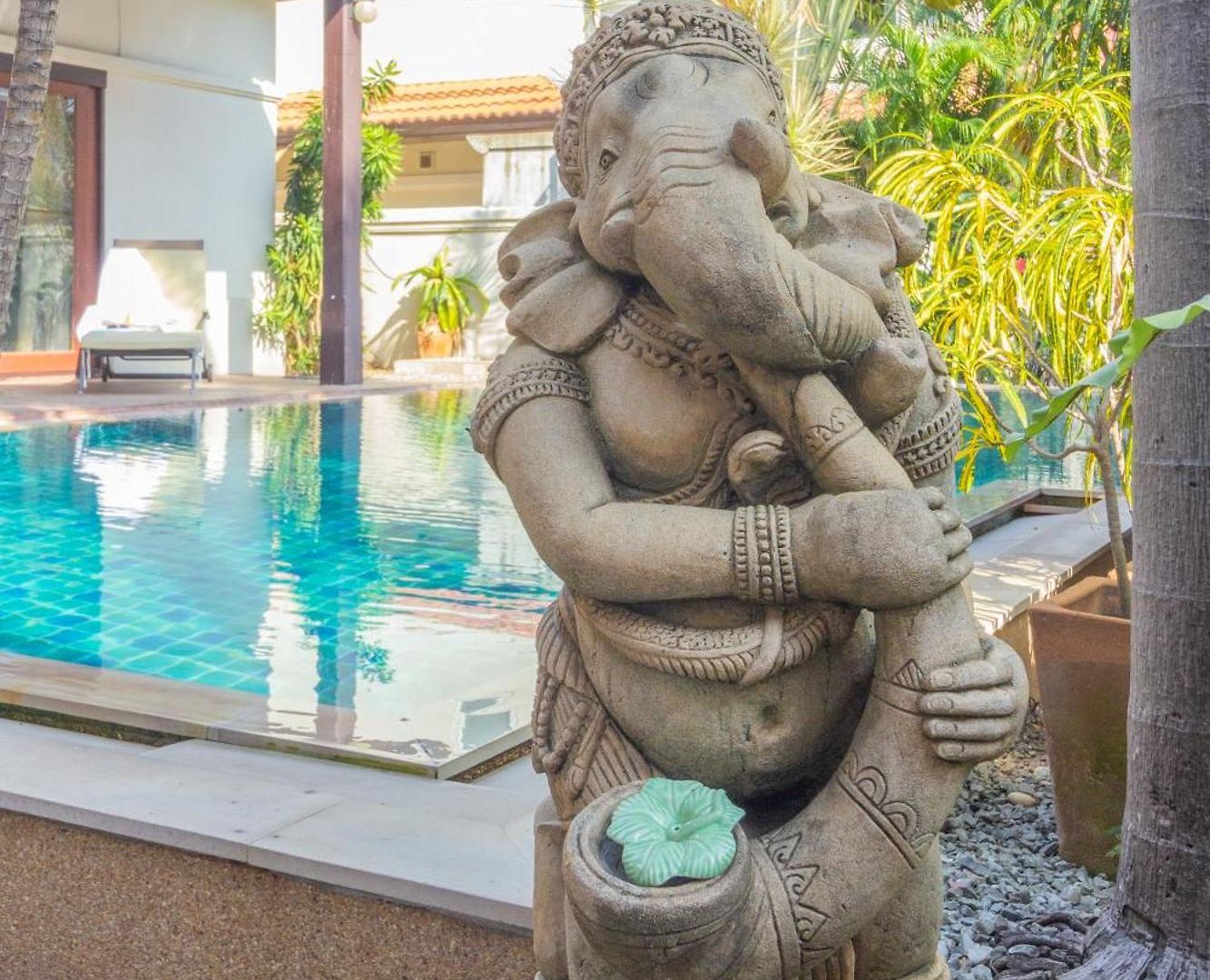 Villa 3br Bali Style Privatepool Near Main Road Large Pool
