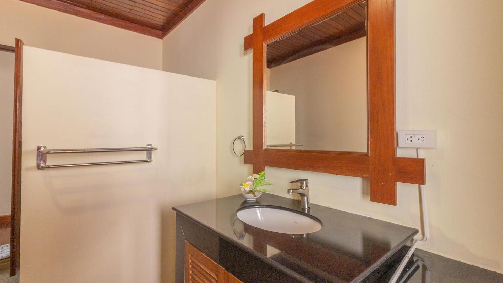 3br Bali Style Privatepool Near Main Road Large Pool *