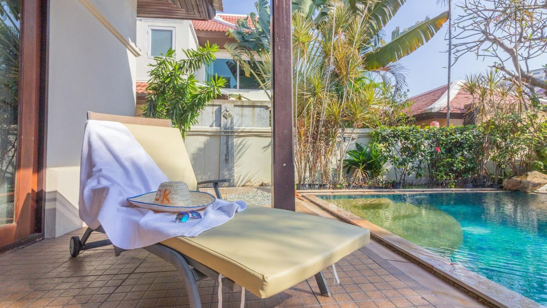 Villa 3br Bali Style Privatepool Near Main Road Large Pool Pattaya