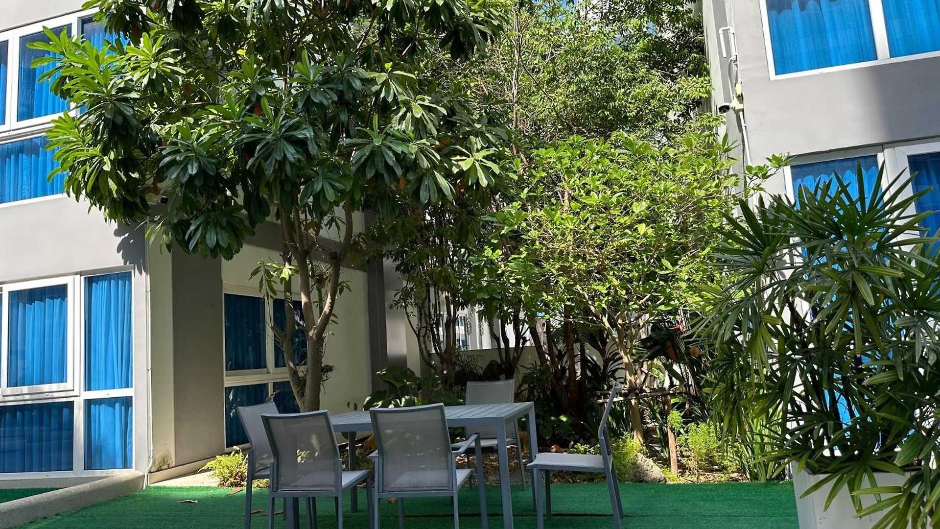อพาร์ทเม้น Large Ground Floor Condo, Grand Avenue, *