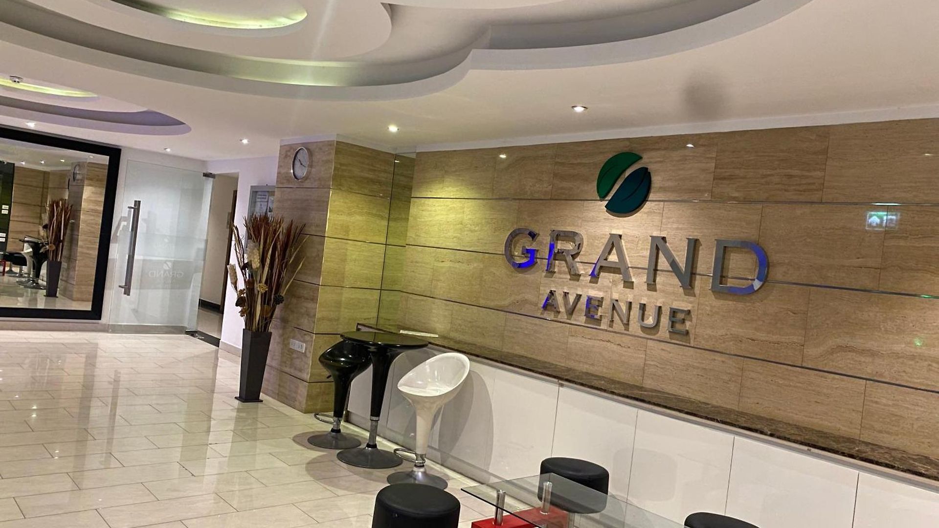 อพาร์ทเม้น Large Ground Floor Condo, Grand Avenue,