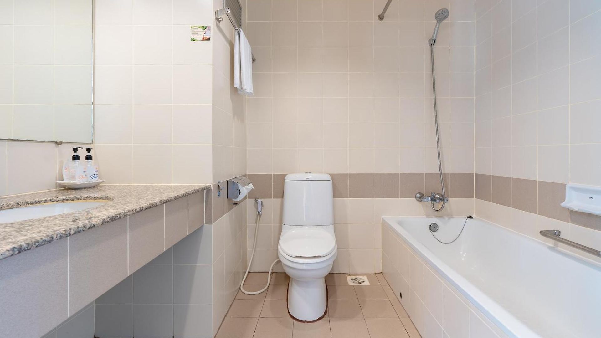 โรงแรม Sunshine & Residences 4*