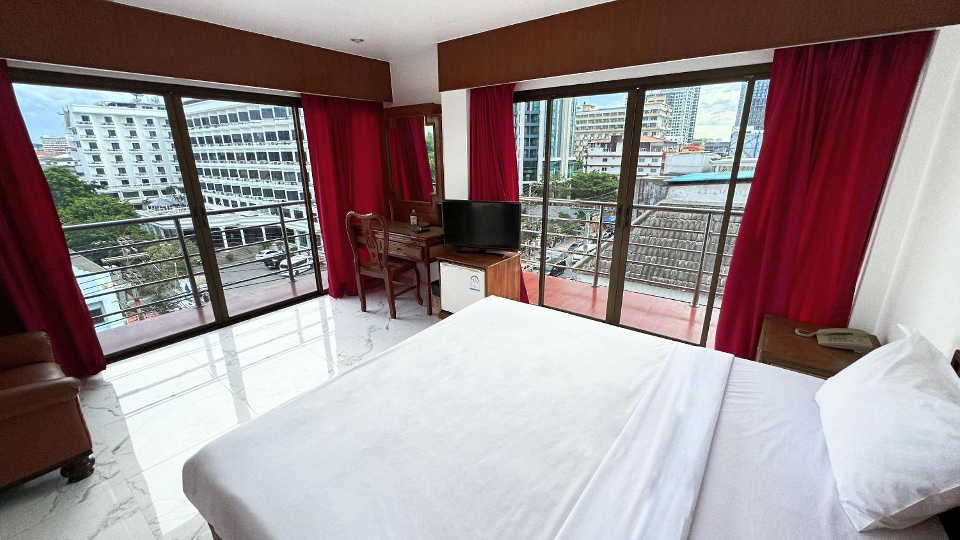 โรงแรม Highfive
