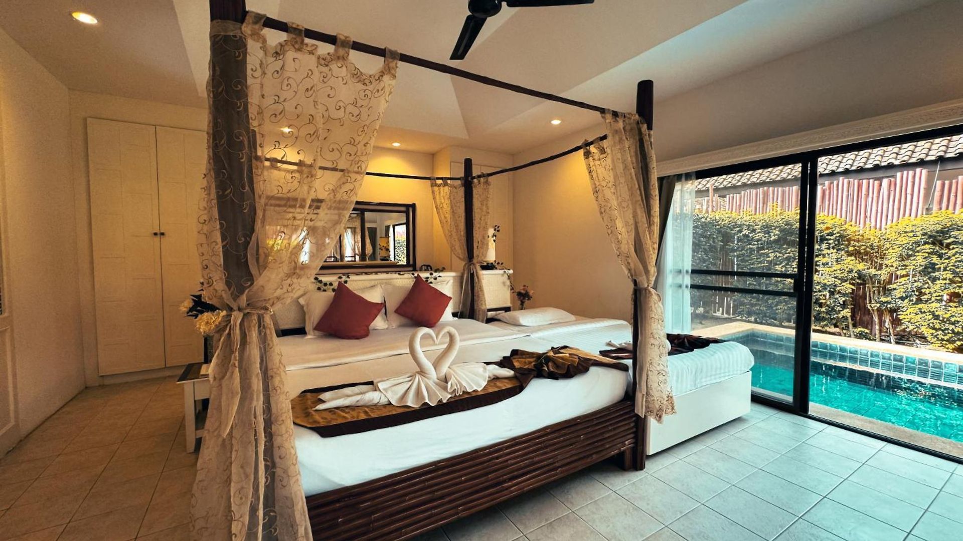 โรงแรม Raya Private Pool *
