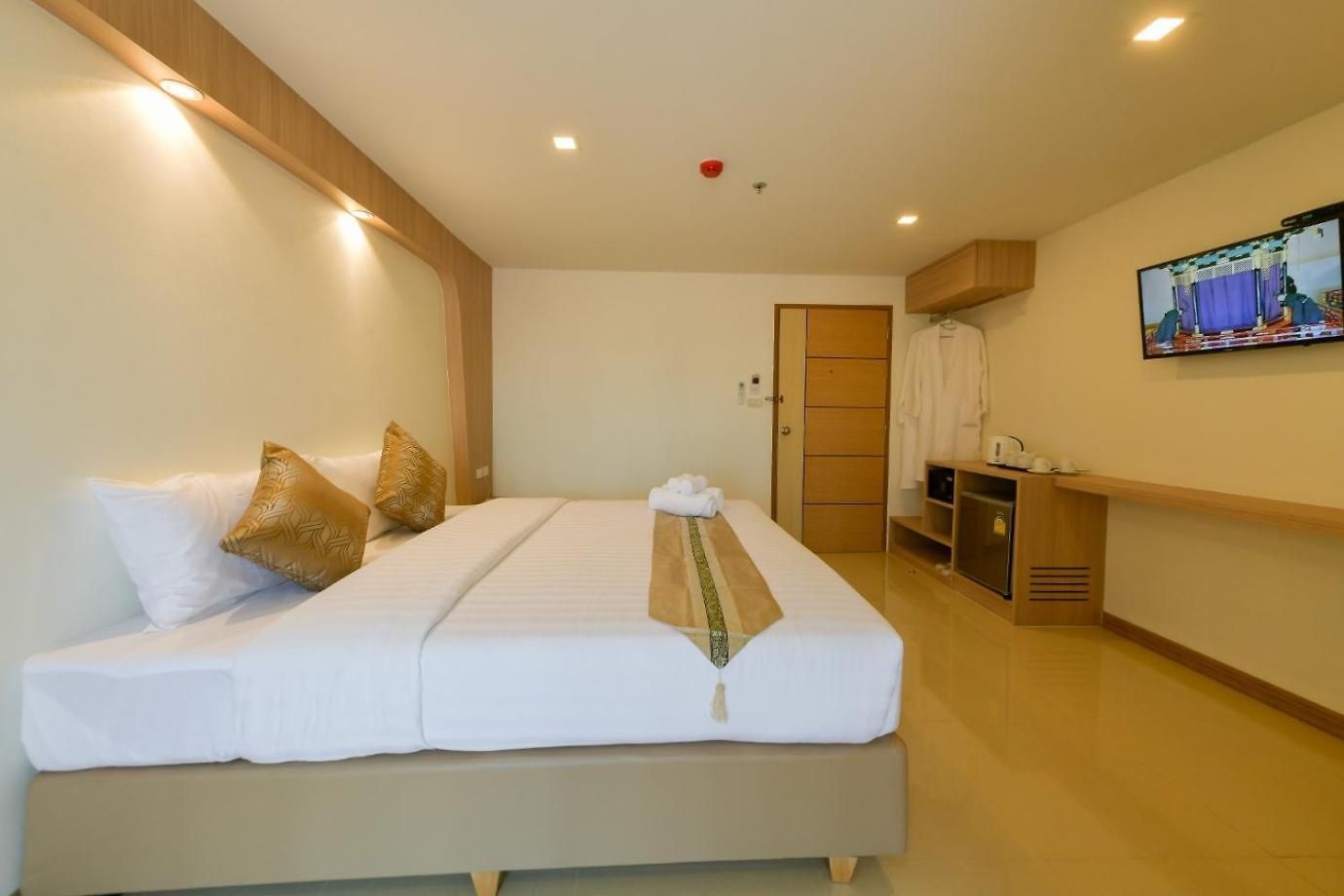 Iris Palace โรงแรม 5*