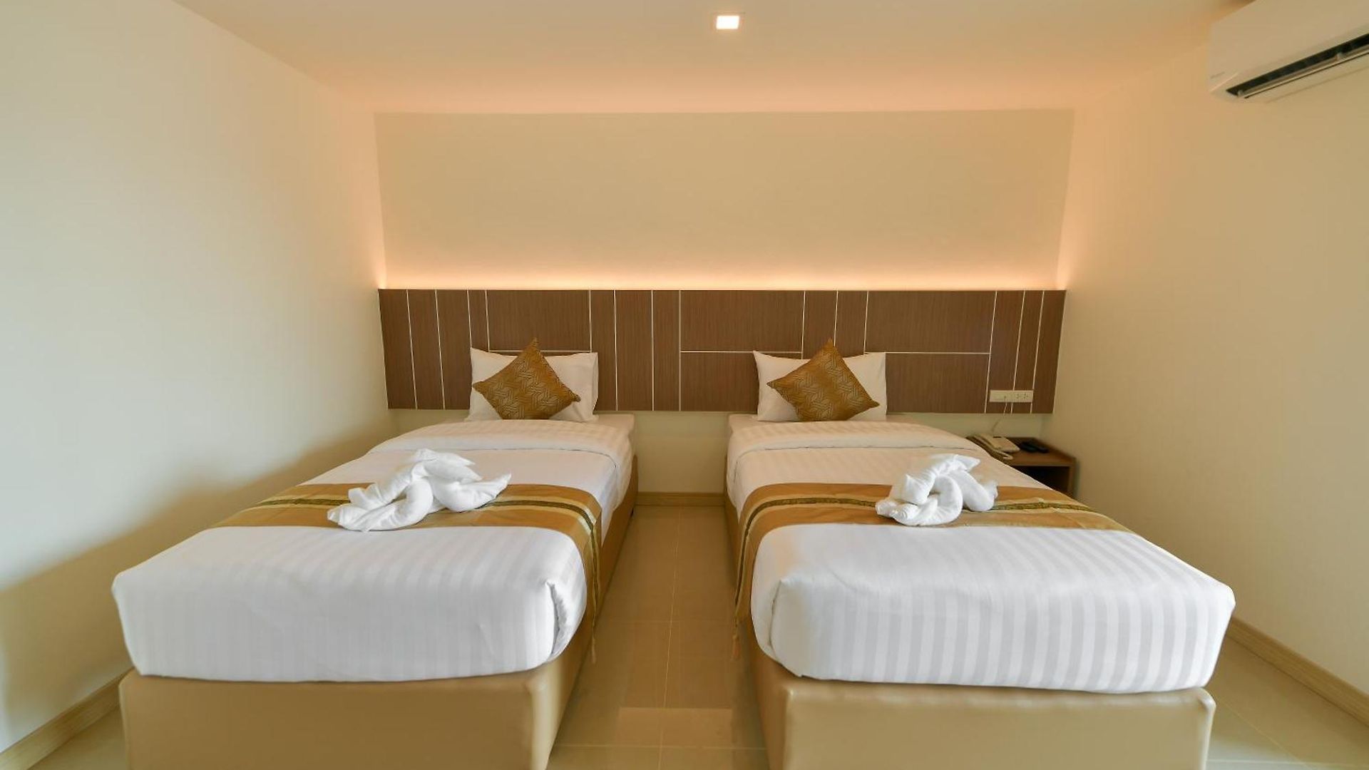 โรงแรม Iris Palace 5*