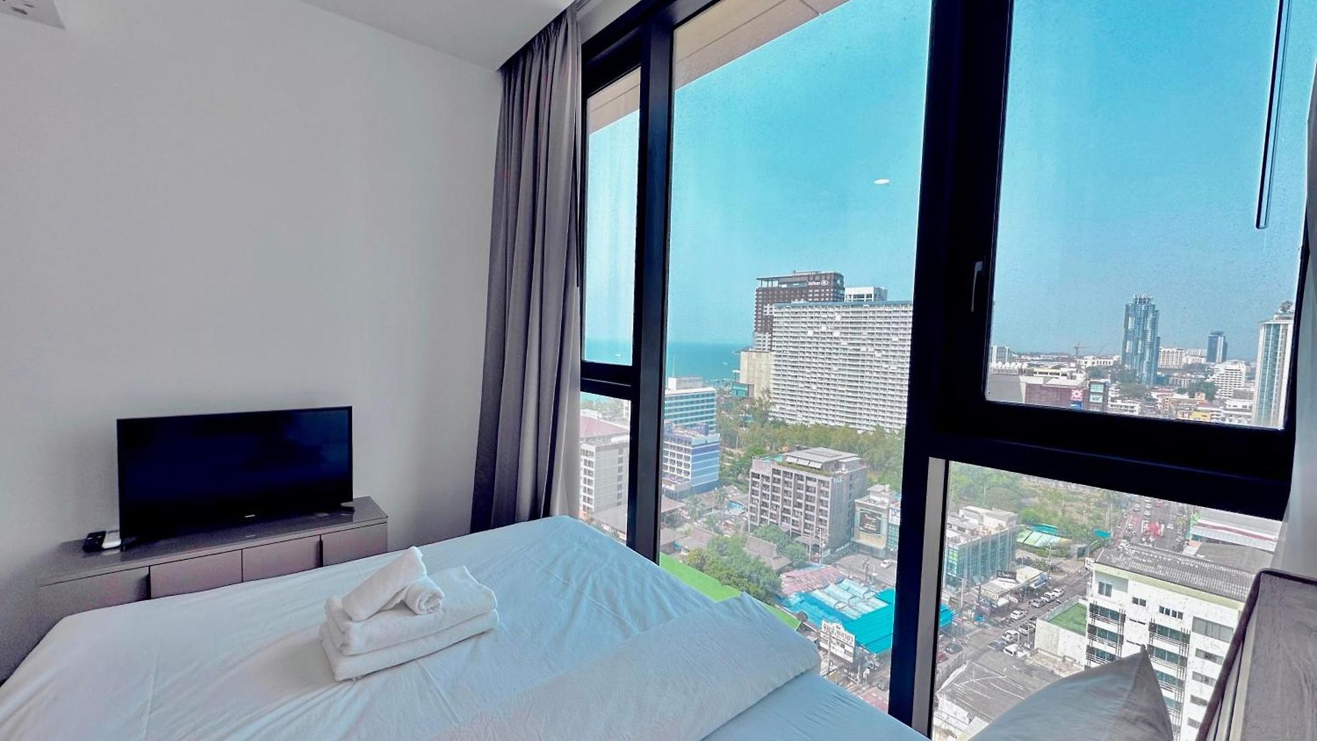 Edge Sea View อพาร์ทเม้น Pattaya