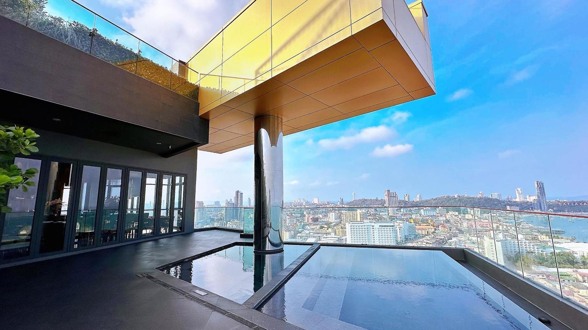 อพาร์ทเม้น Edge Sea View *