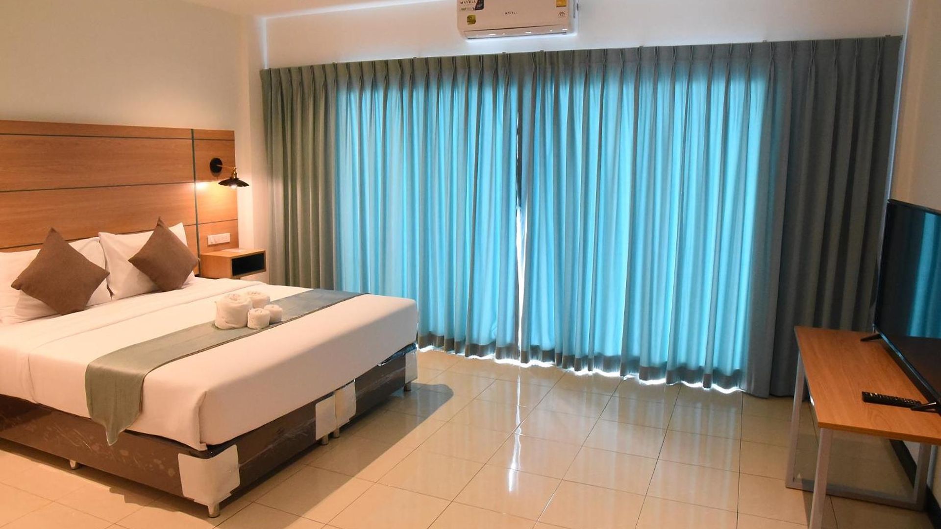 The Base โรงแรม