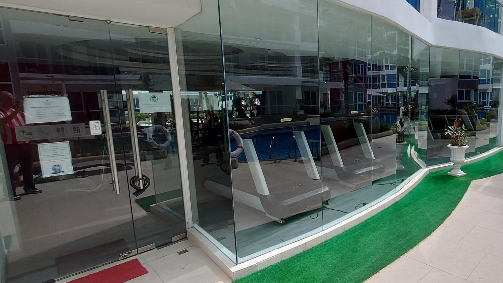 อพาร์ทเม้น Grand Avenue - Pool-view Suite, 55sqm *