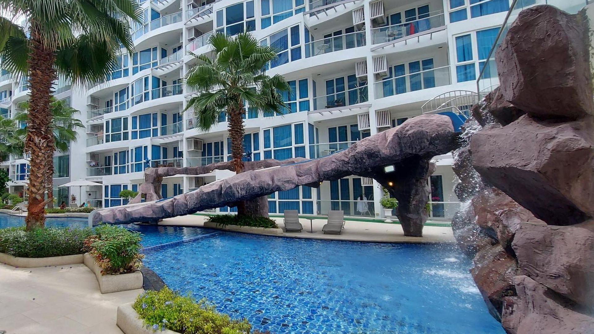 Grand Avenue - Pool-view Suite, 55sqm * Pattaya