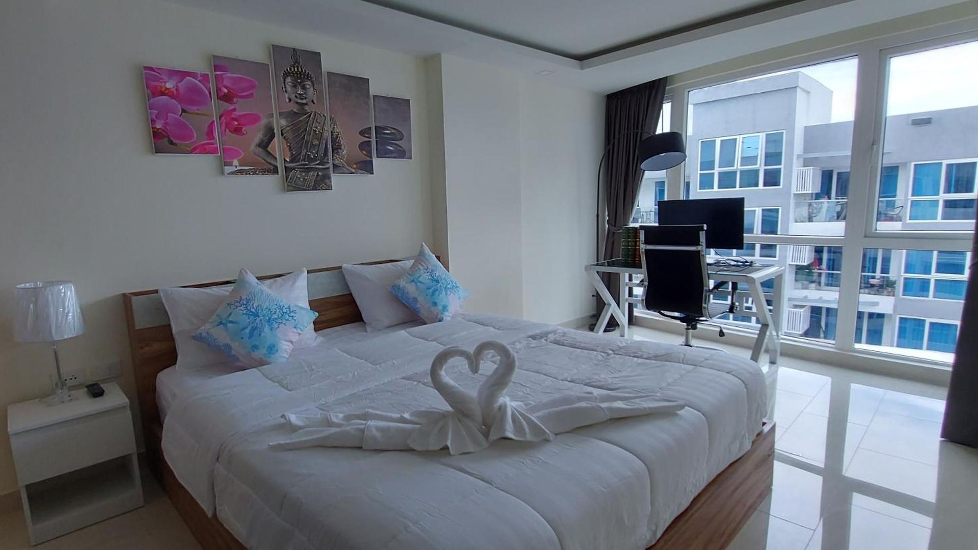 Grand Avenue - Pool-view Suite, 55sqm * Pattaya