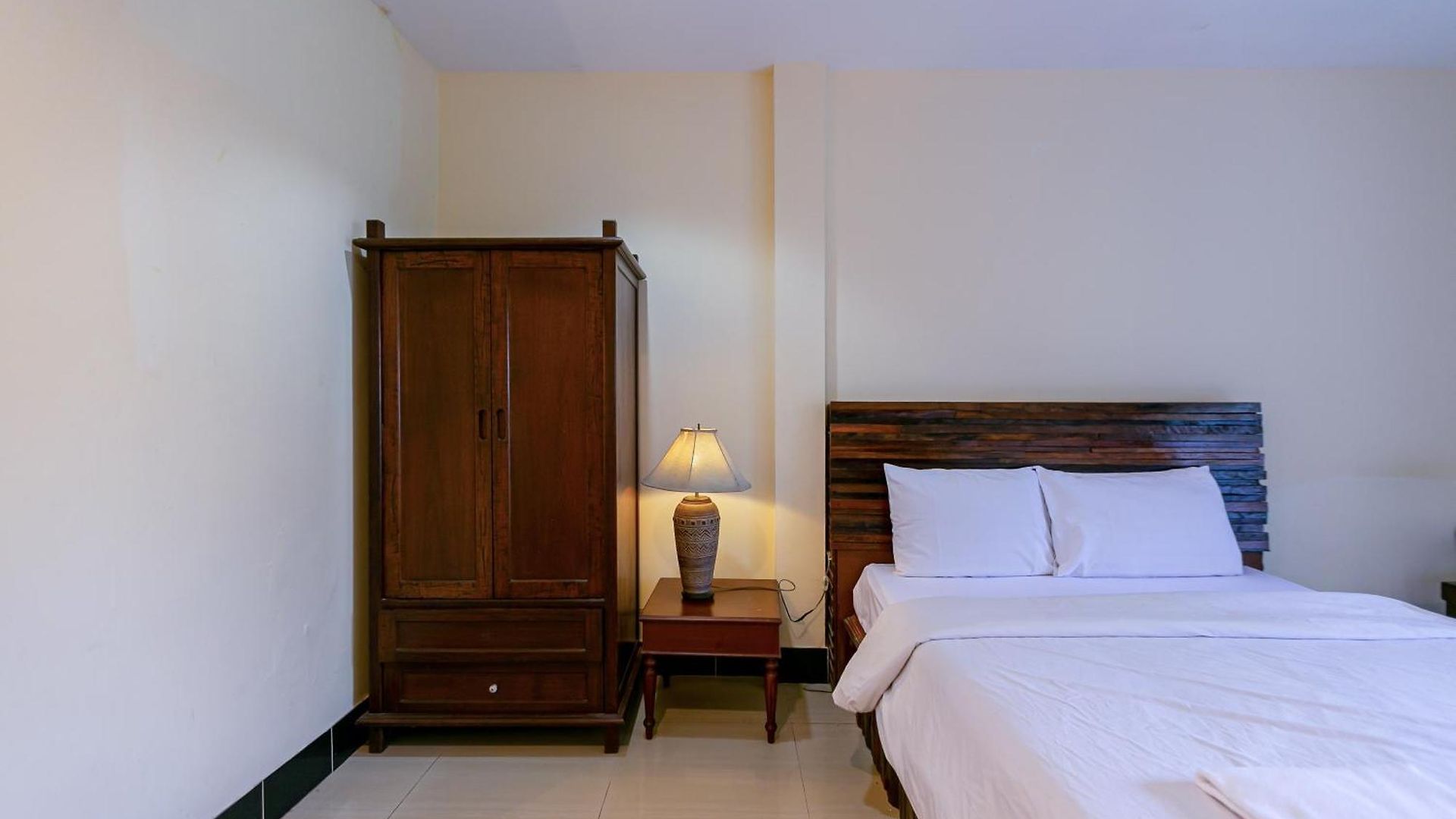 โรงแรม Deeden