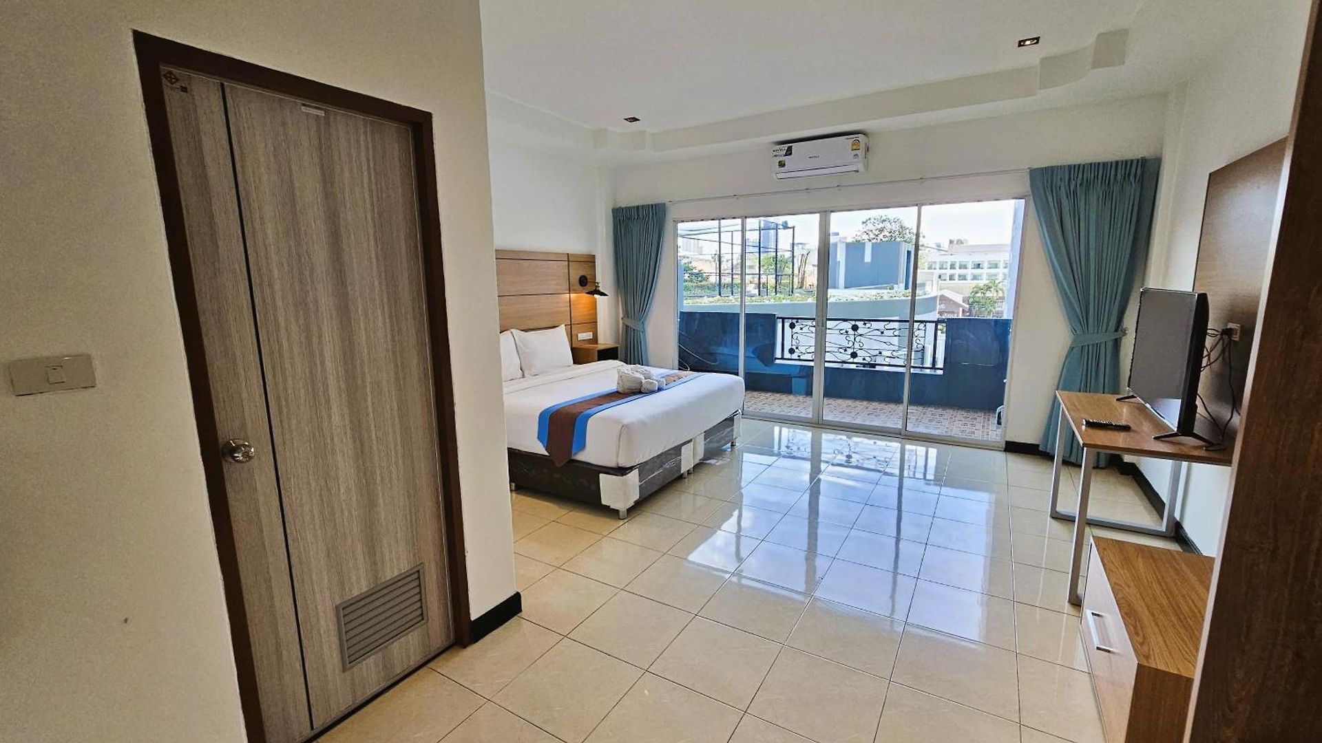 The Base โรงแรม 3*
