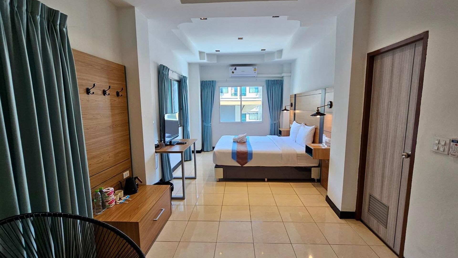 The Base โรงแรม