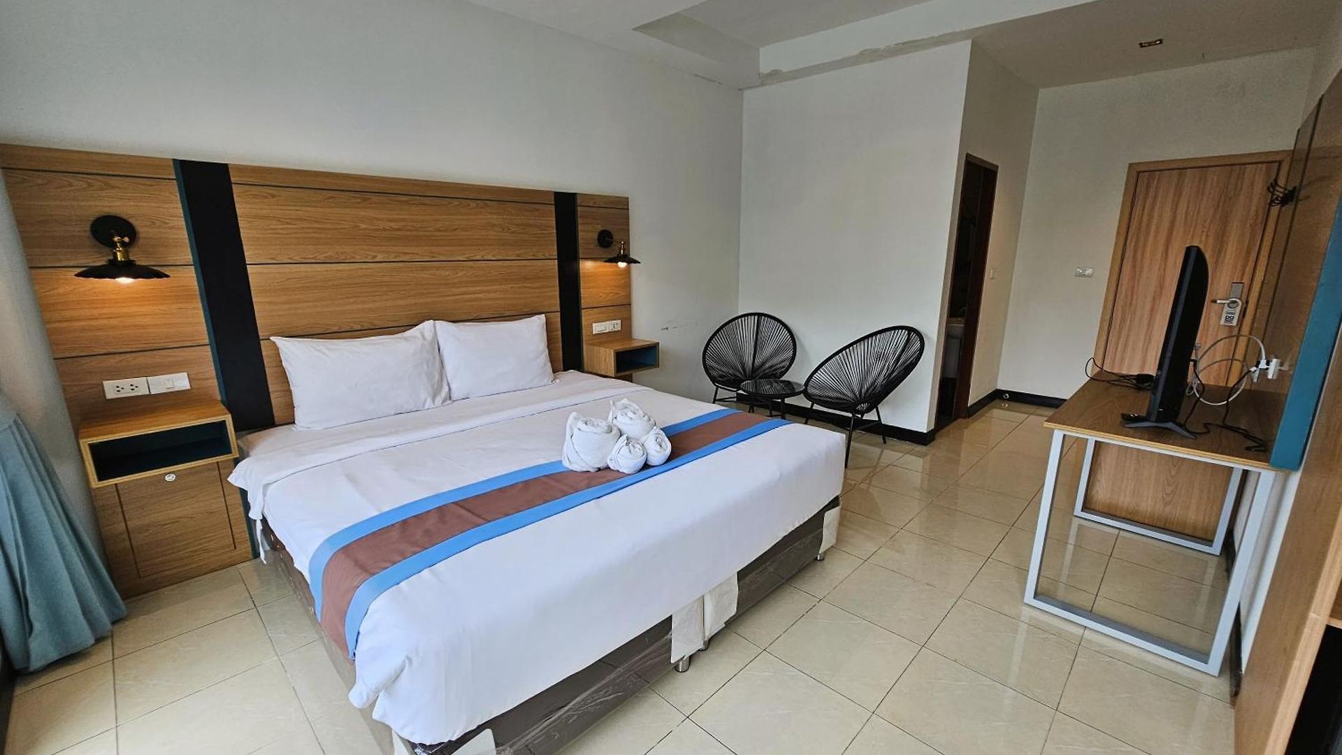 โรงแรม The Base
