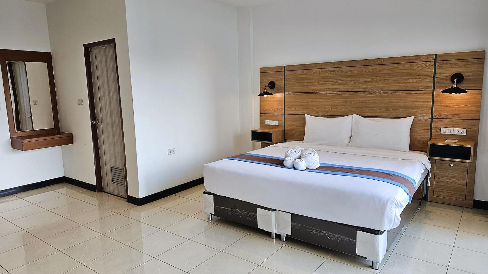 The Base โรงแรม 3*
