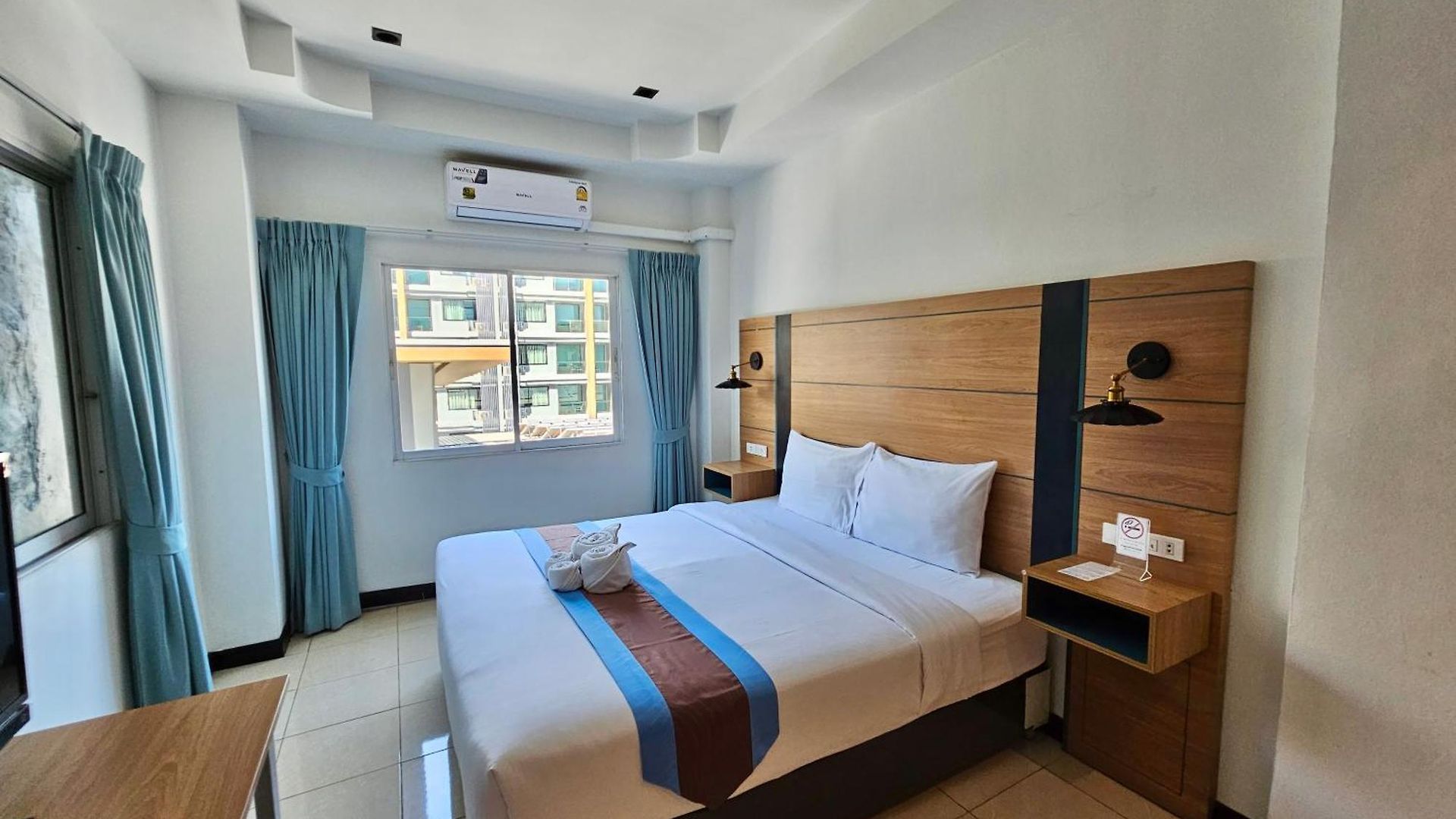 โรงแรม The Base 3*