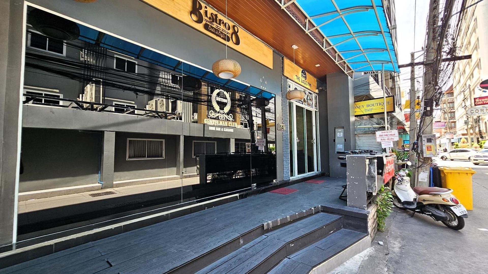 โรงแรม The Base