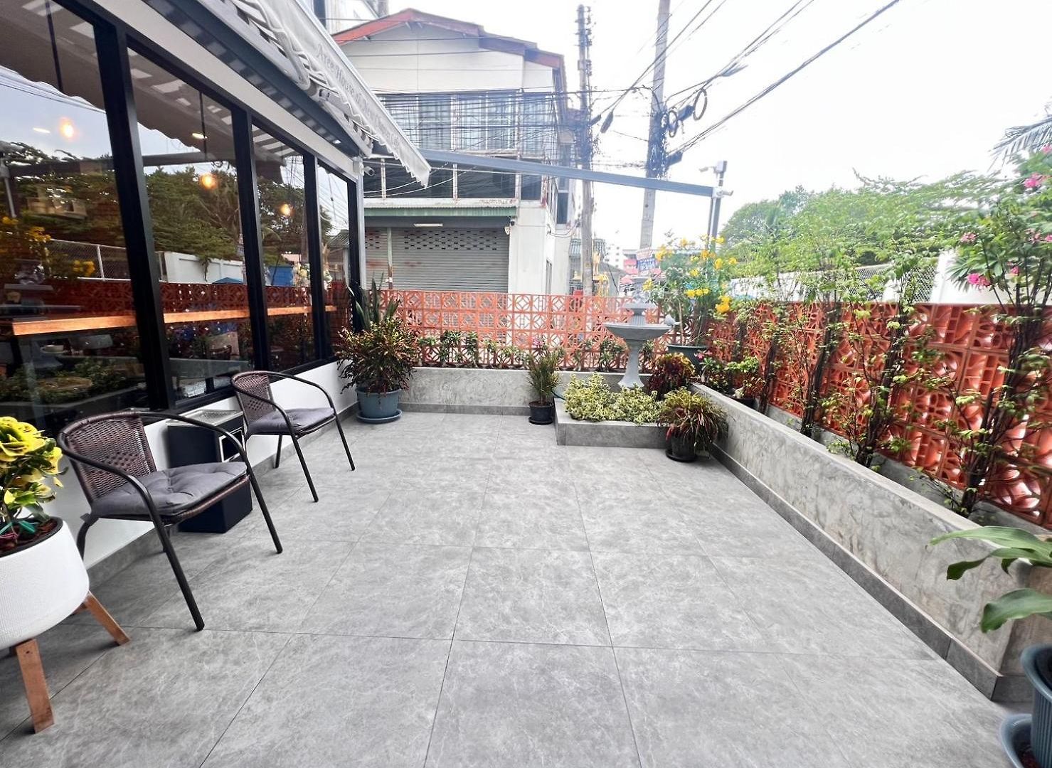 โรงแรม Aree House Poshtel 3*