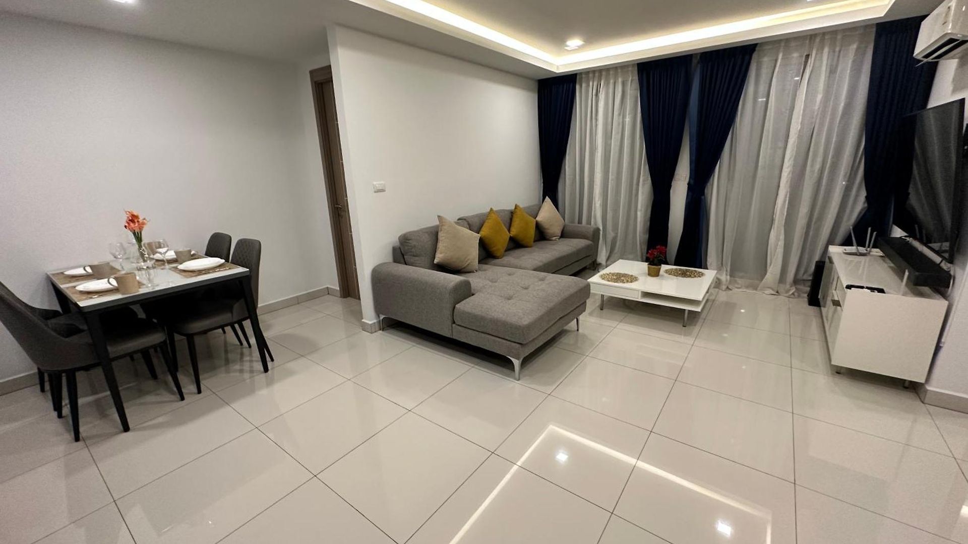 อพาร์ทเม้น Exclusive Arcadia - Amazing Pools & Gardens, Gym, Sauna, Waterfalls, Jacuzzi, Fast Internet Pattaya