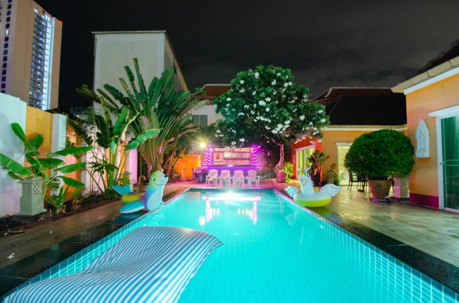 Rosewood Pool 1 โรงแรม *