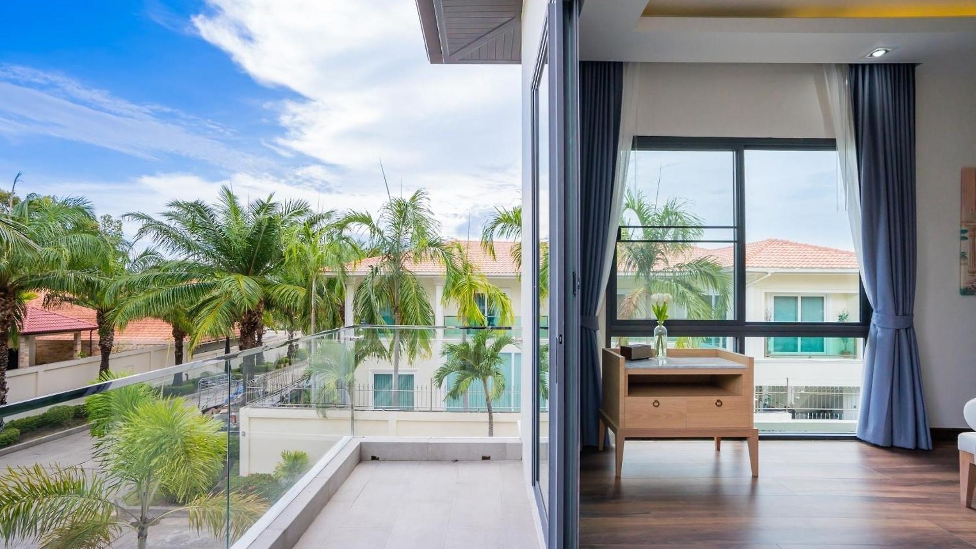 Hollywood Luxury Poolvilla Walking Street 4 Bedrooms * Pattaya