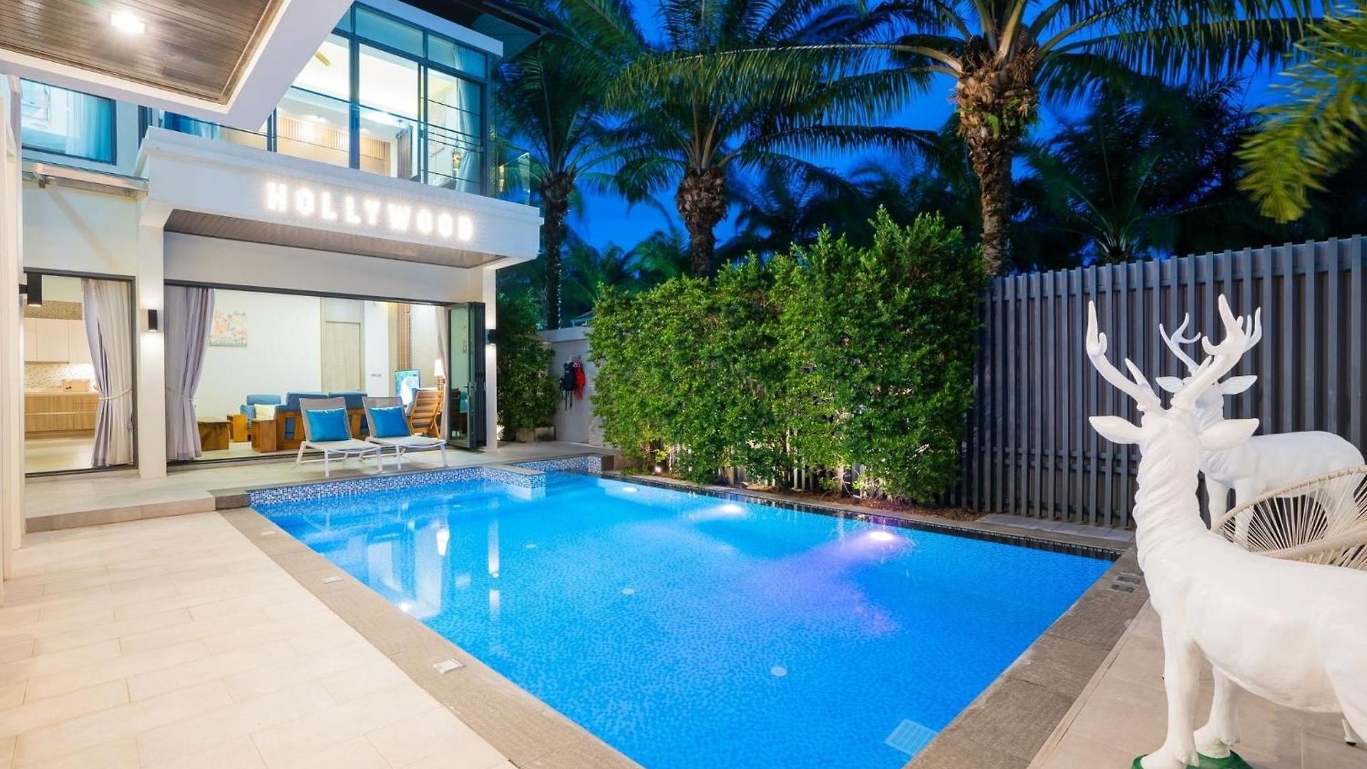 Hollywood Luxury Poolvilla Walking Street 4 Bedrooms วิลล่า Pattaya
