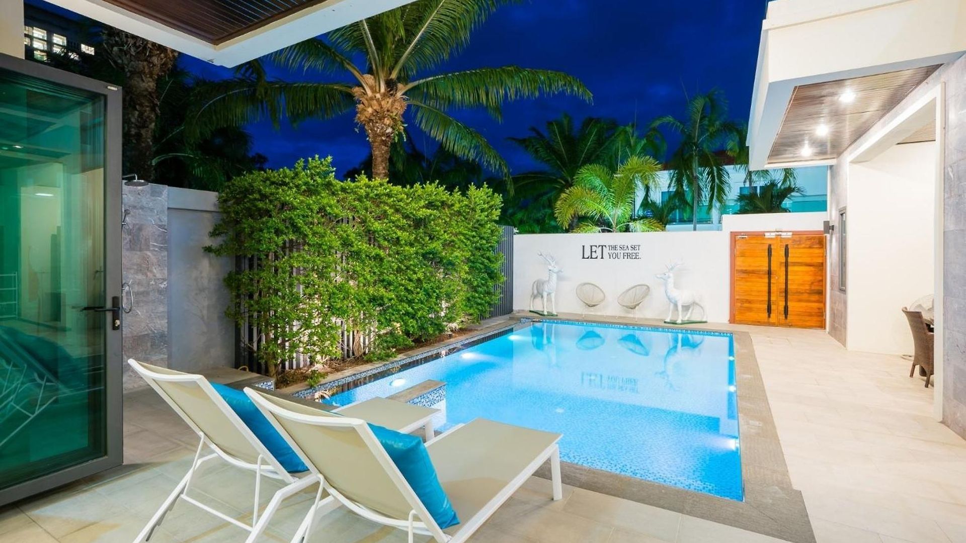 Hollywood Luxury Poolvilla Walking Street 4 Bedrooms *