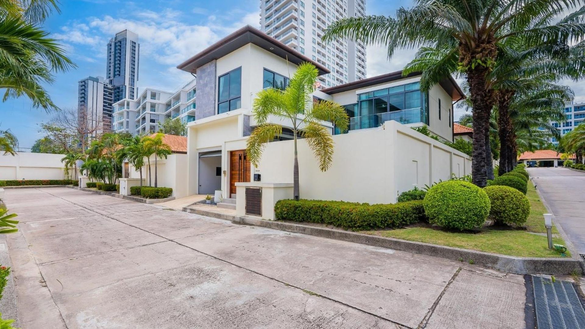 Hollywood Luxury Poolvilla Walking Street 4 Bedrooms วิลล่า Pattaya