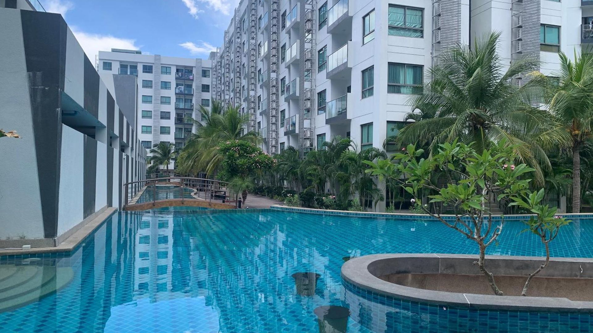 豪华两房两卫2 Bedrooms 2 Bathrooms 泳池公寓arcadia 靠近步行街 生活便利