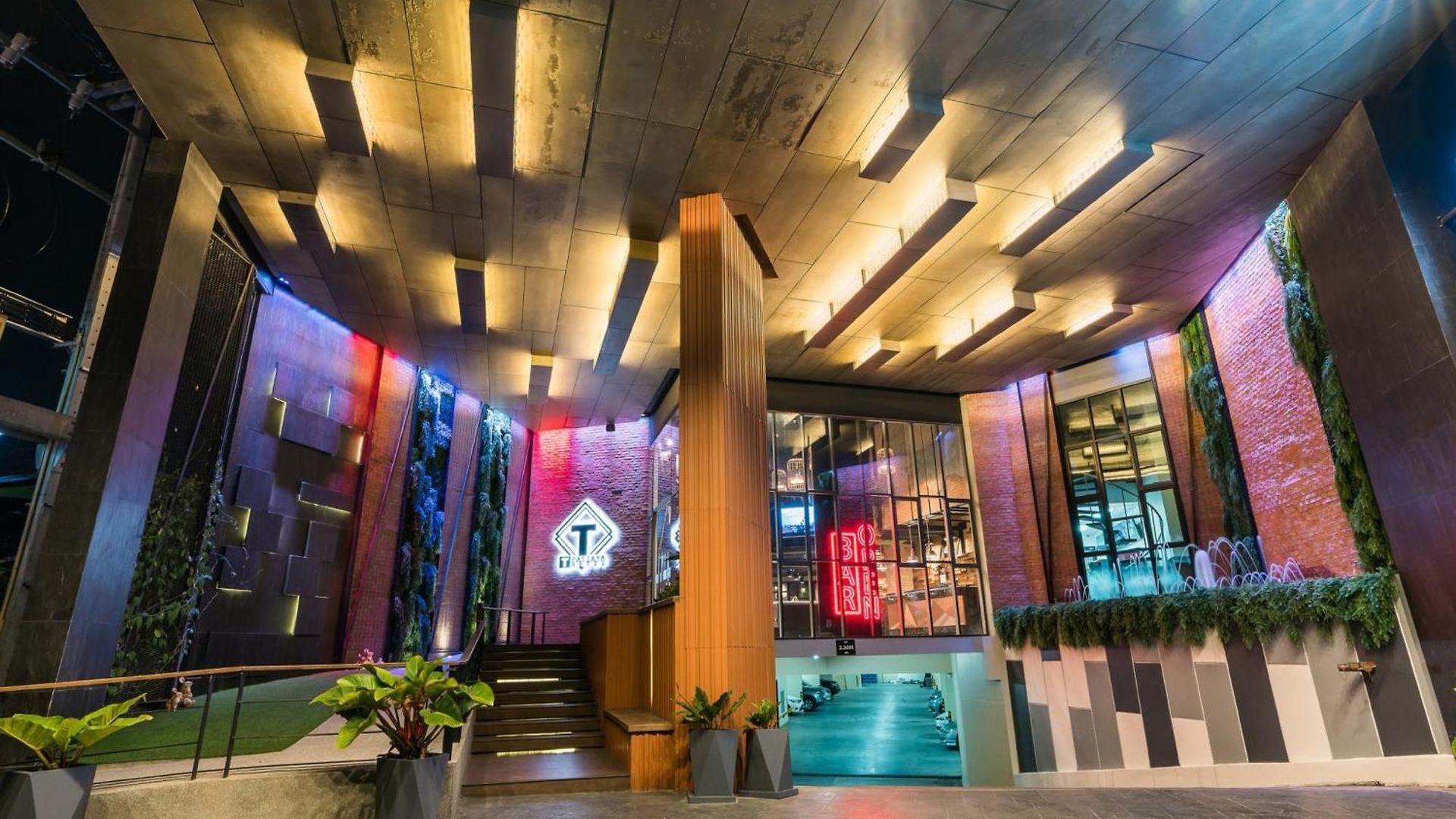 Surestay By Western T Hotel 4*