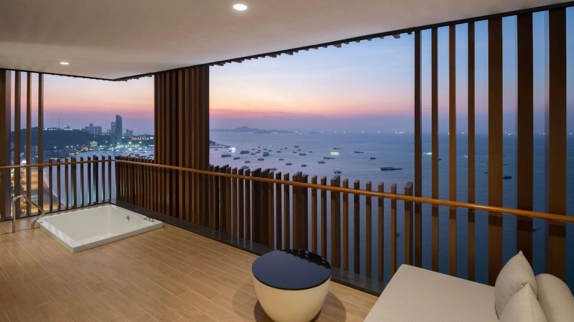 รีสอร์ท โรงแรมฮิลตัน พัทยา - Sha Extra Pattaya