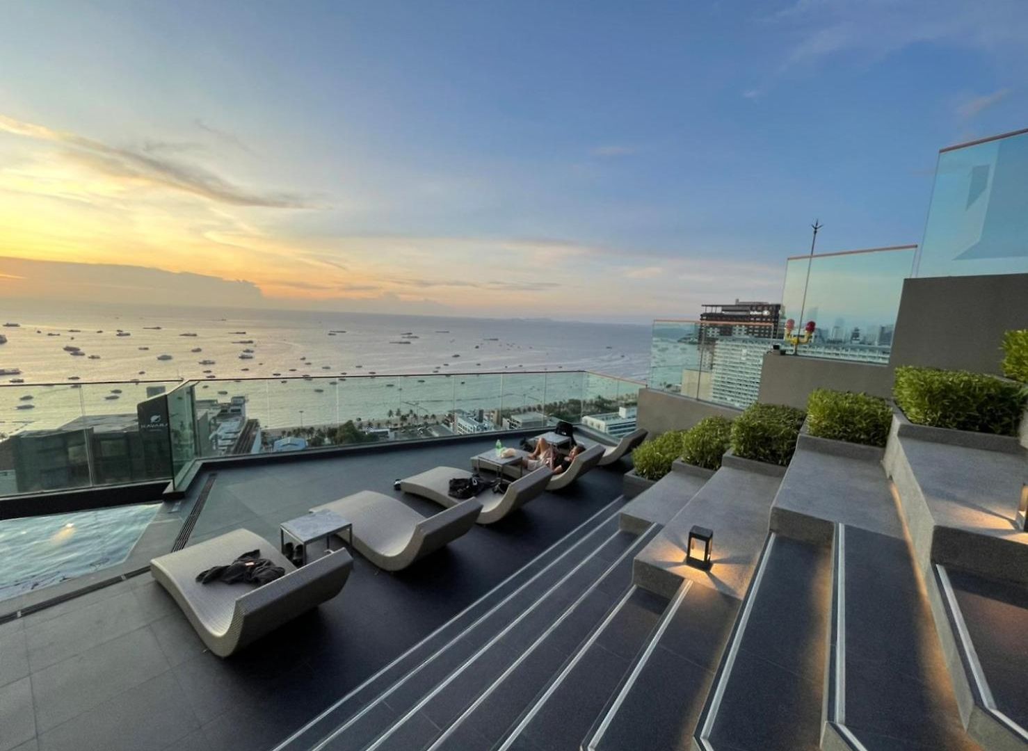 อพาร์ทเม้น The Edge Seaview *