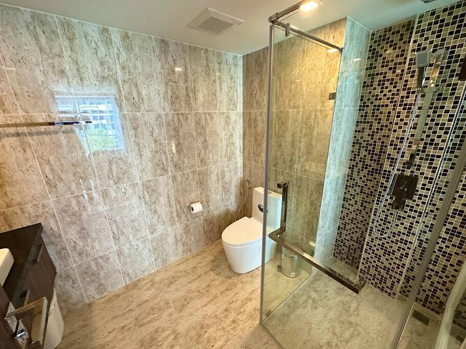Large Luxury - Centre - Grand Avenue Residences, Pool View - 413