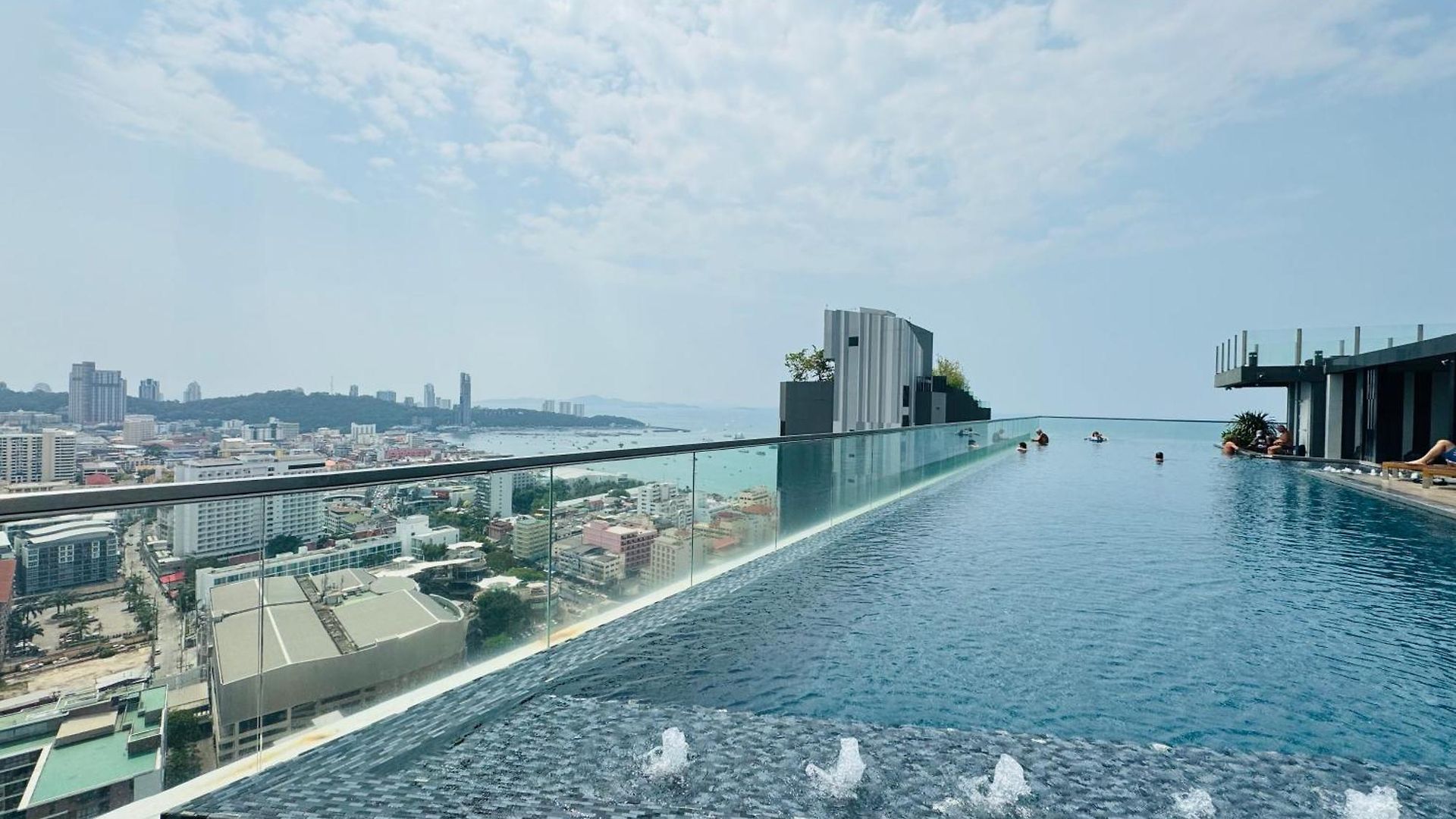 芭提雅市中心无边泳池公寓the Base Pattaya