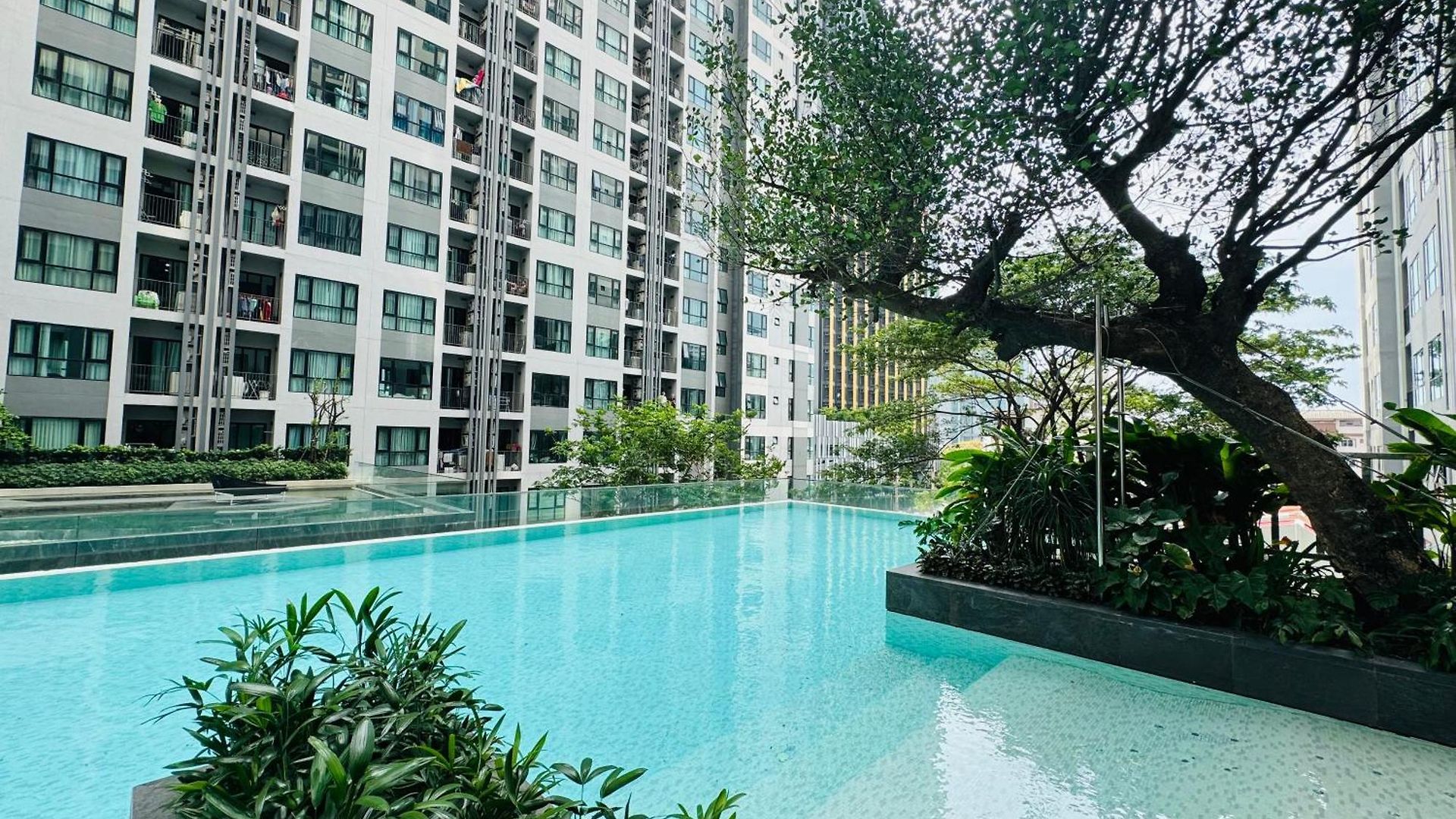 芭提雅市中心无边泳池公寓the Base * Pattaya