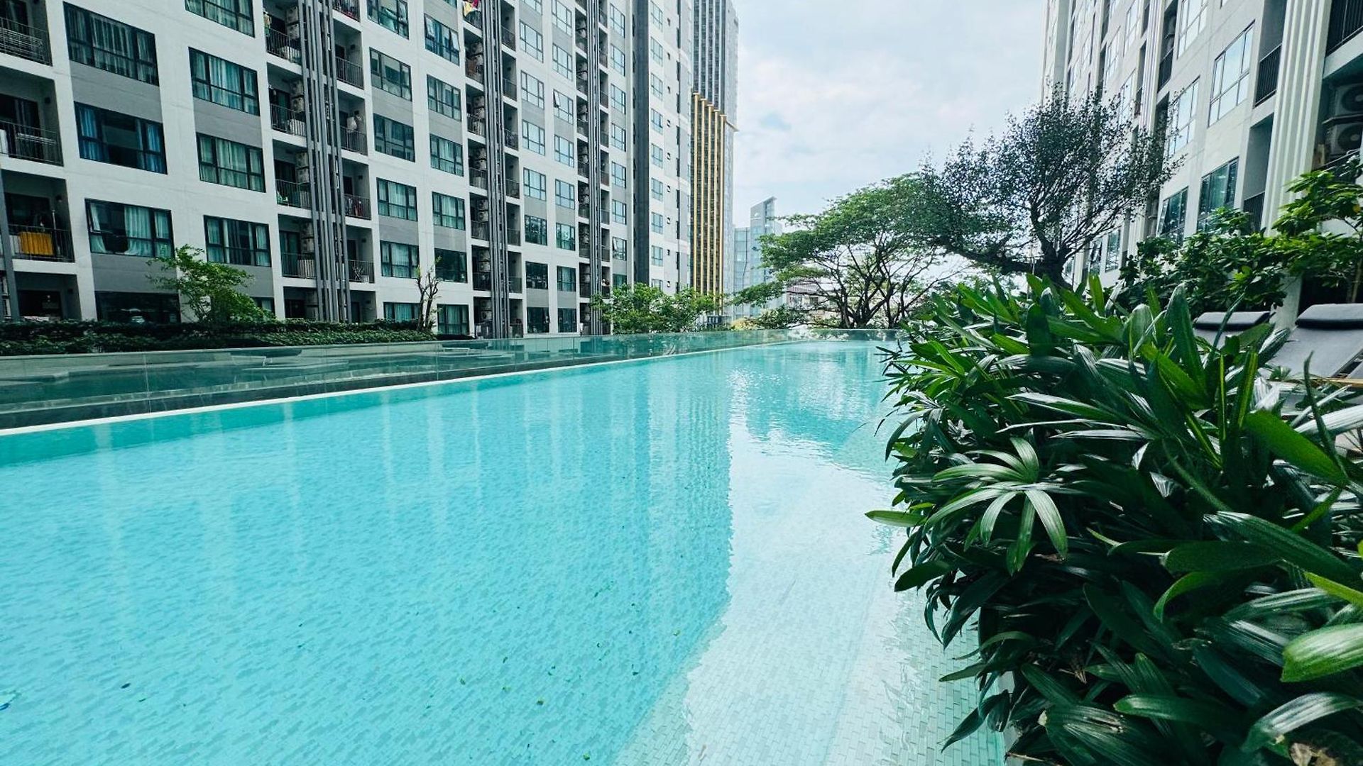 芭提雅市中心无边泳池公寓the Base Pattaya