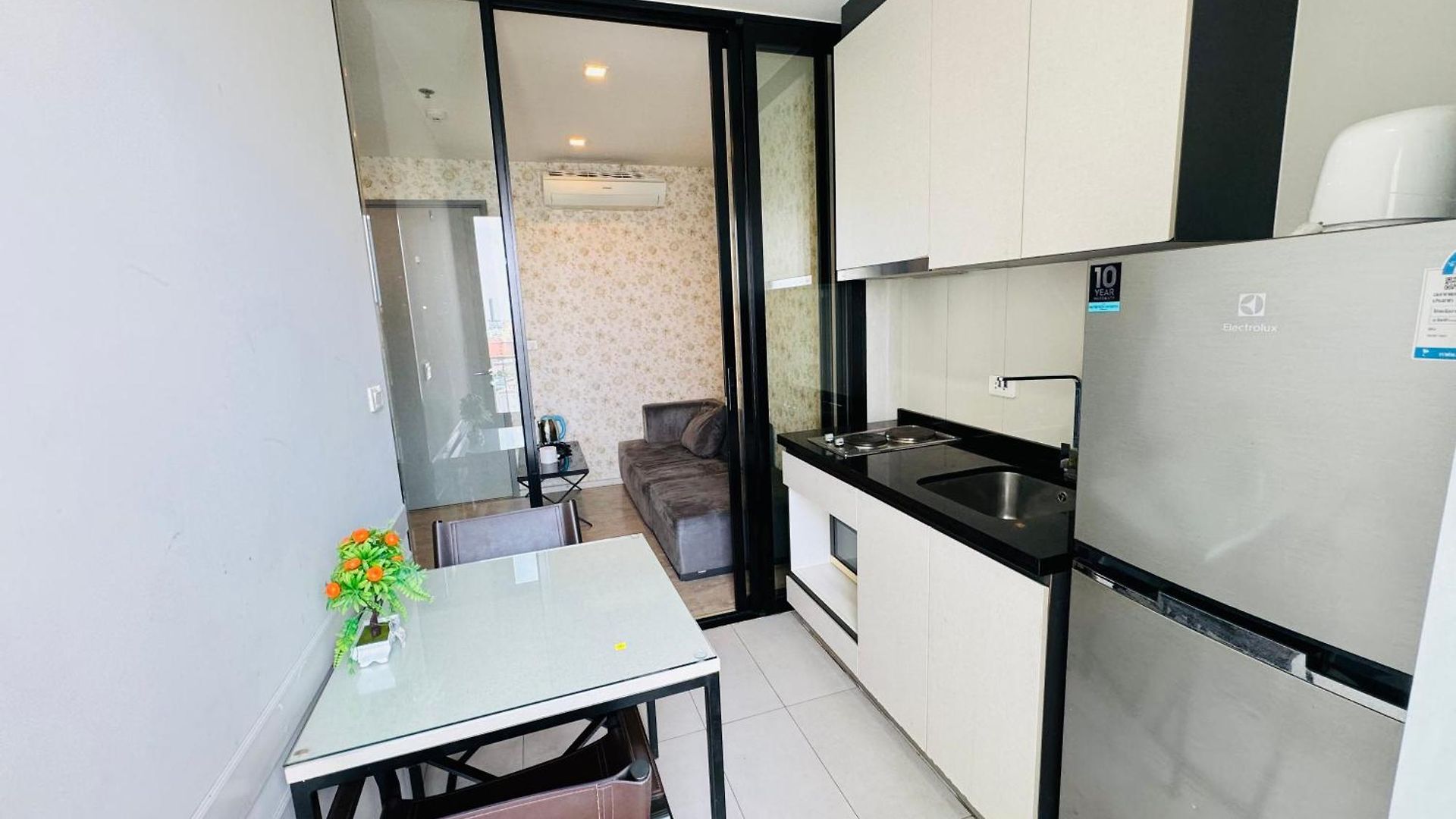 芭提雅市中心无边泳池公寓the Base Apartment