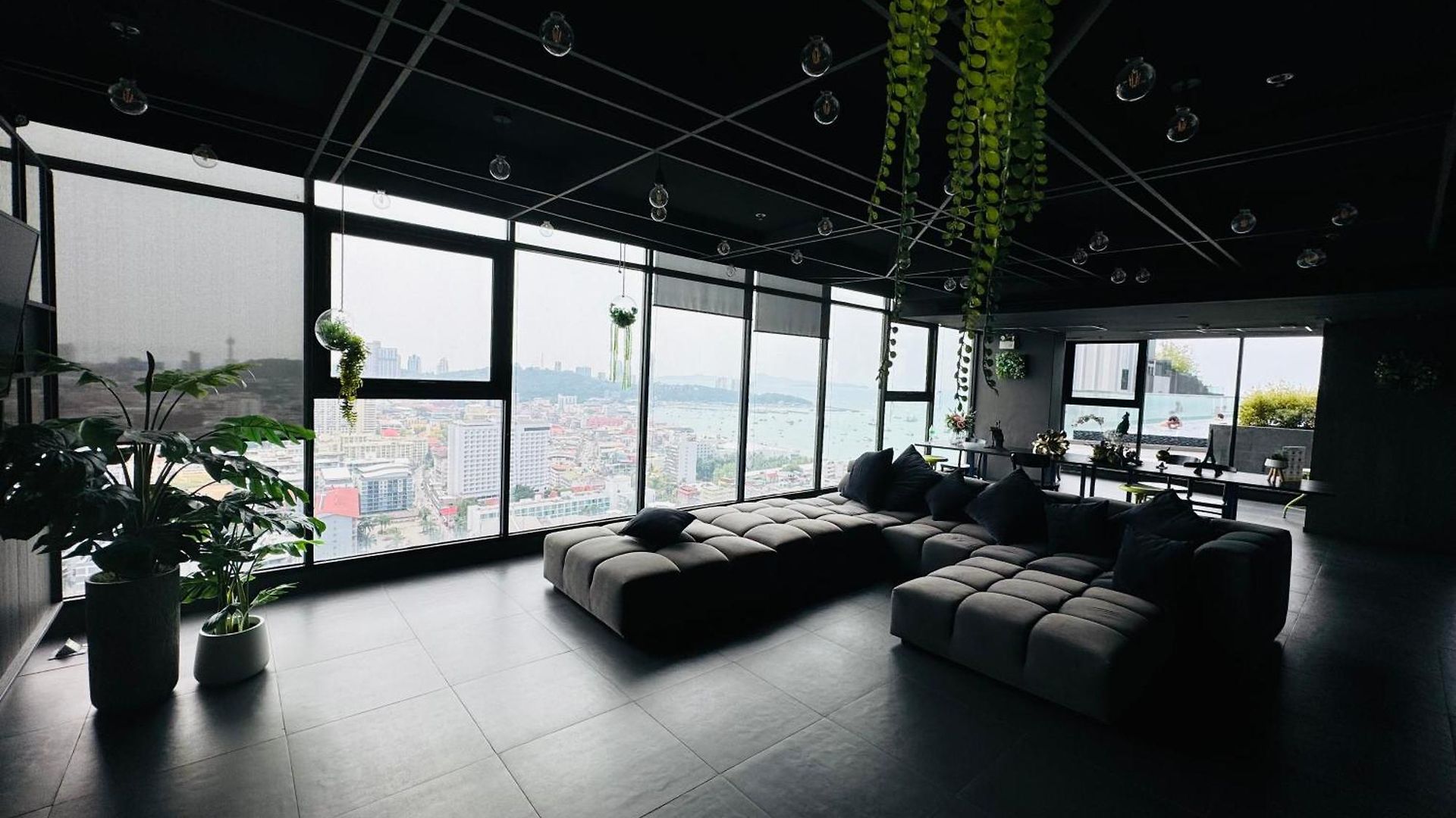 芭提雅市中心无边泳池公寓the Base * Pattaya