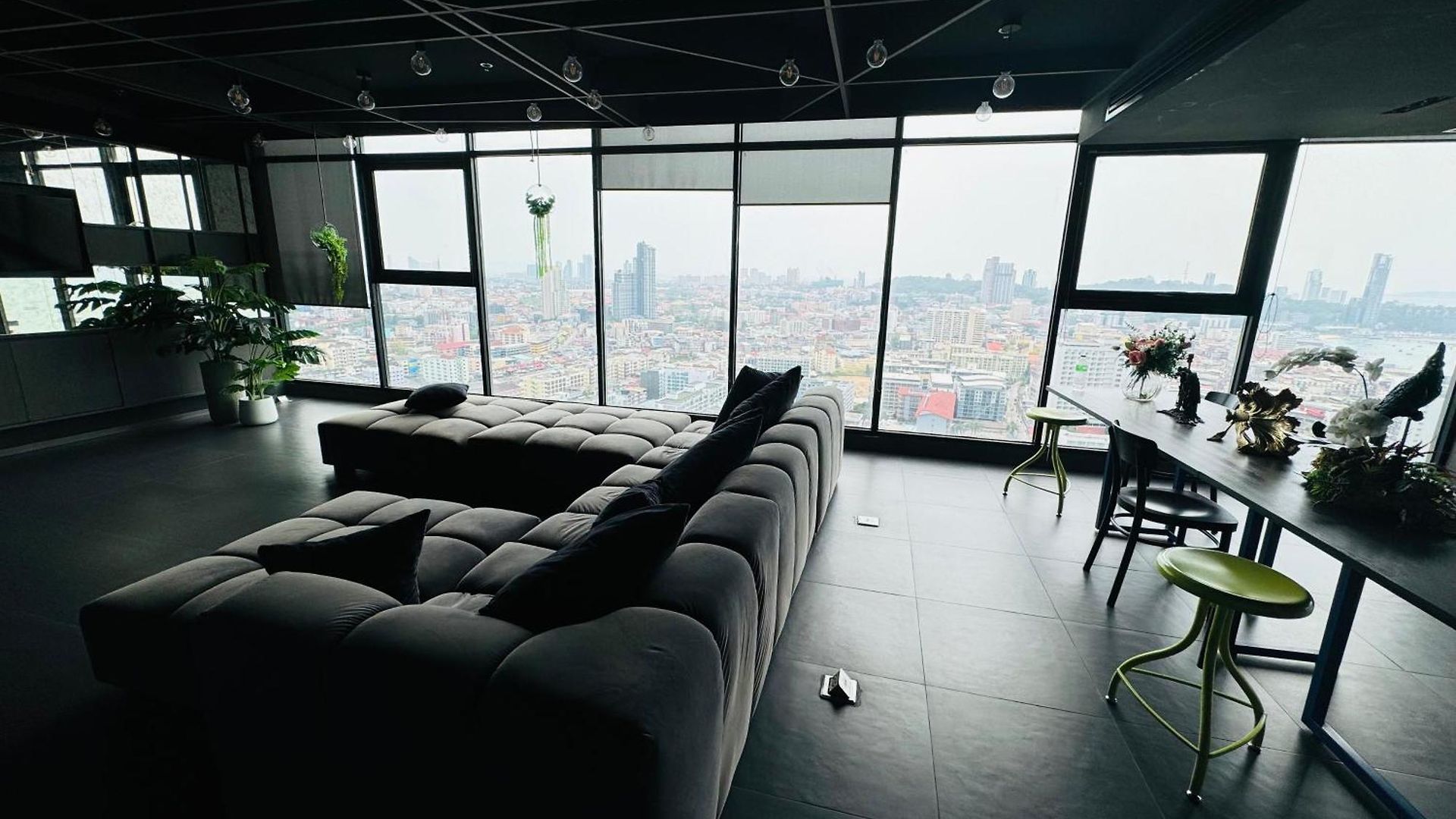 芭提雅市中心无边泳池公寓the Base Apartment *