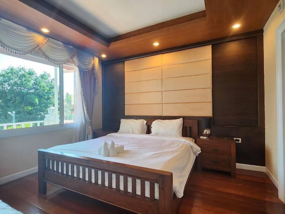 D34长住优惠房-芭提雅市中心高端4间卧室泳池别墅 วิลล่า Pattaya