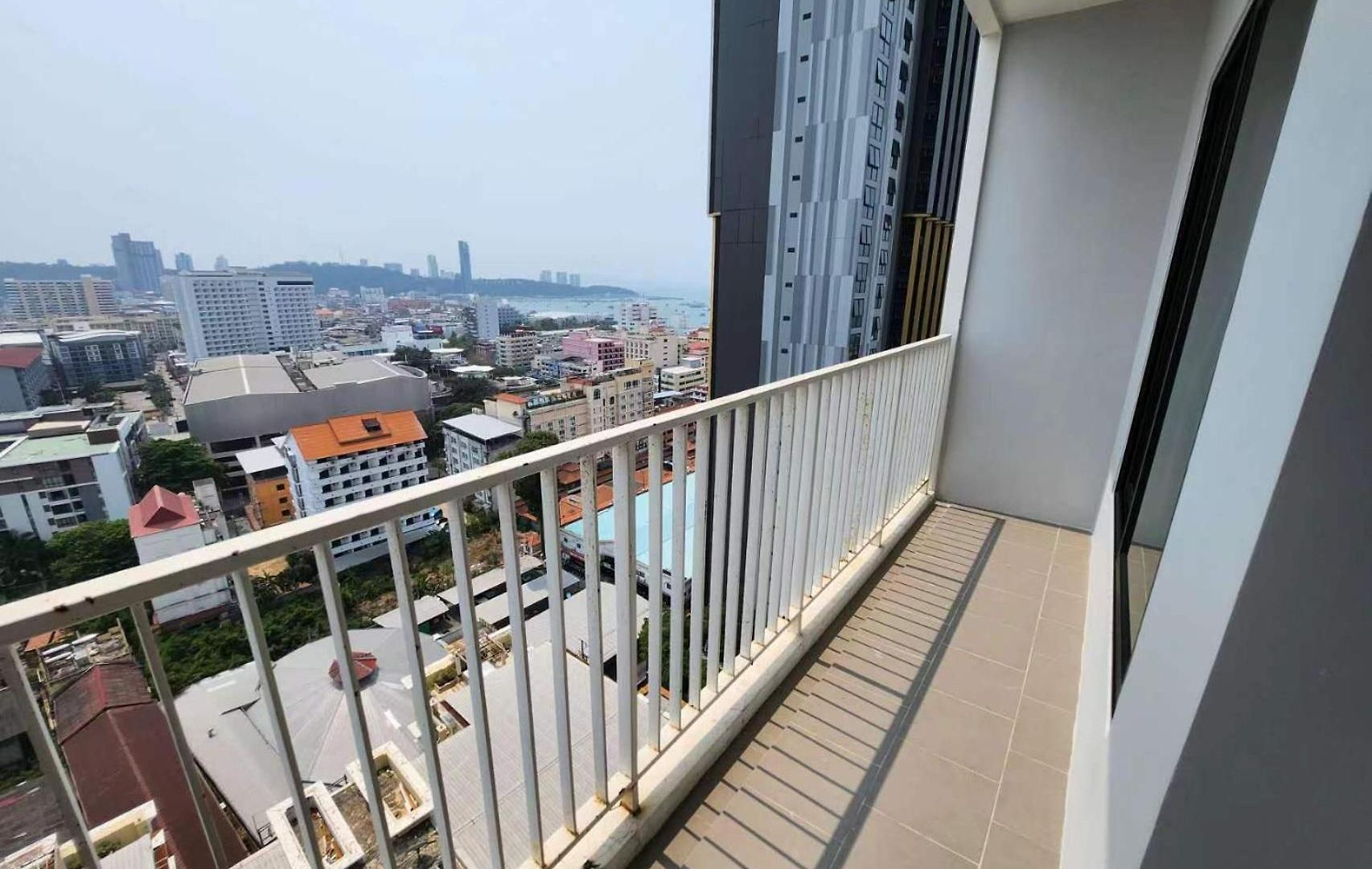 Apartment 泰国芭提雅thebase无边游泳池公寓 *
