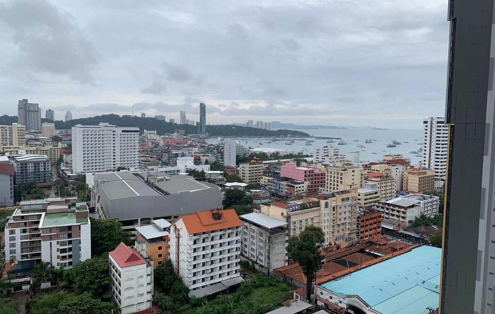 Apartment 泰国芭提雅thebase无边游泳池公寓