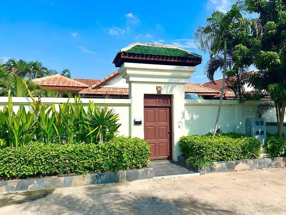 Luxury Semi-2bd Pool Near & Walking Street วิลล่า